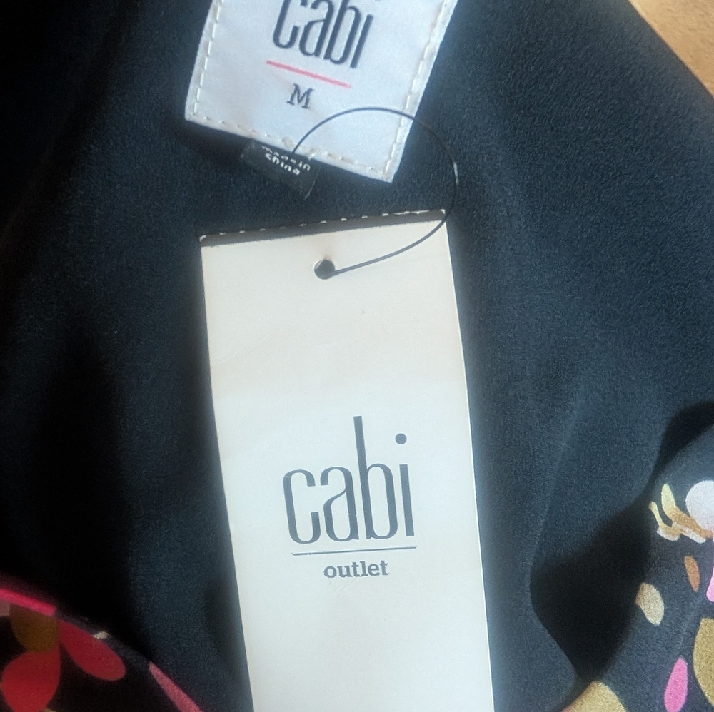 NWT CAbi Outlet Charm Blouse Size Medium Black Floral V-Neck Kimono Sleeves - Picture 5 of 5